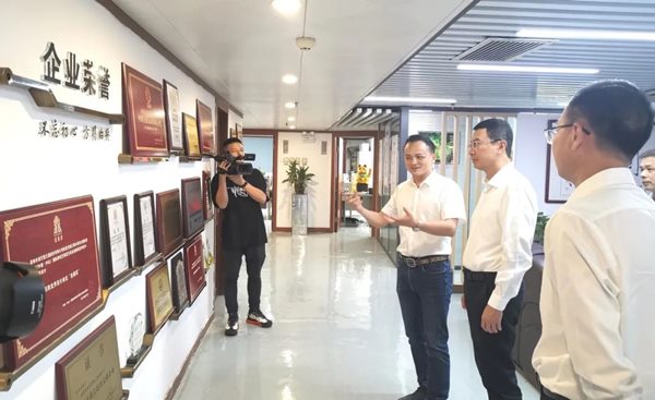【集团快讯】肇庆市委副书记、市政府市长许晓雄率队到人生就是搏官网文旅集团进行考察交流